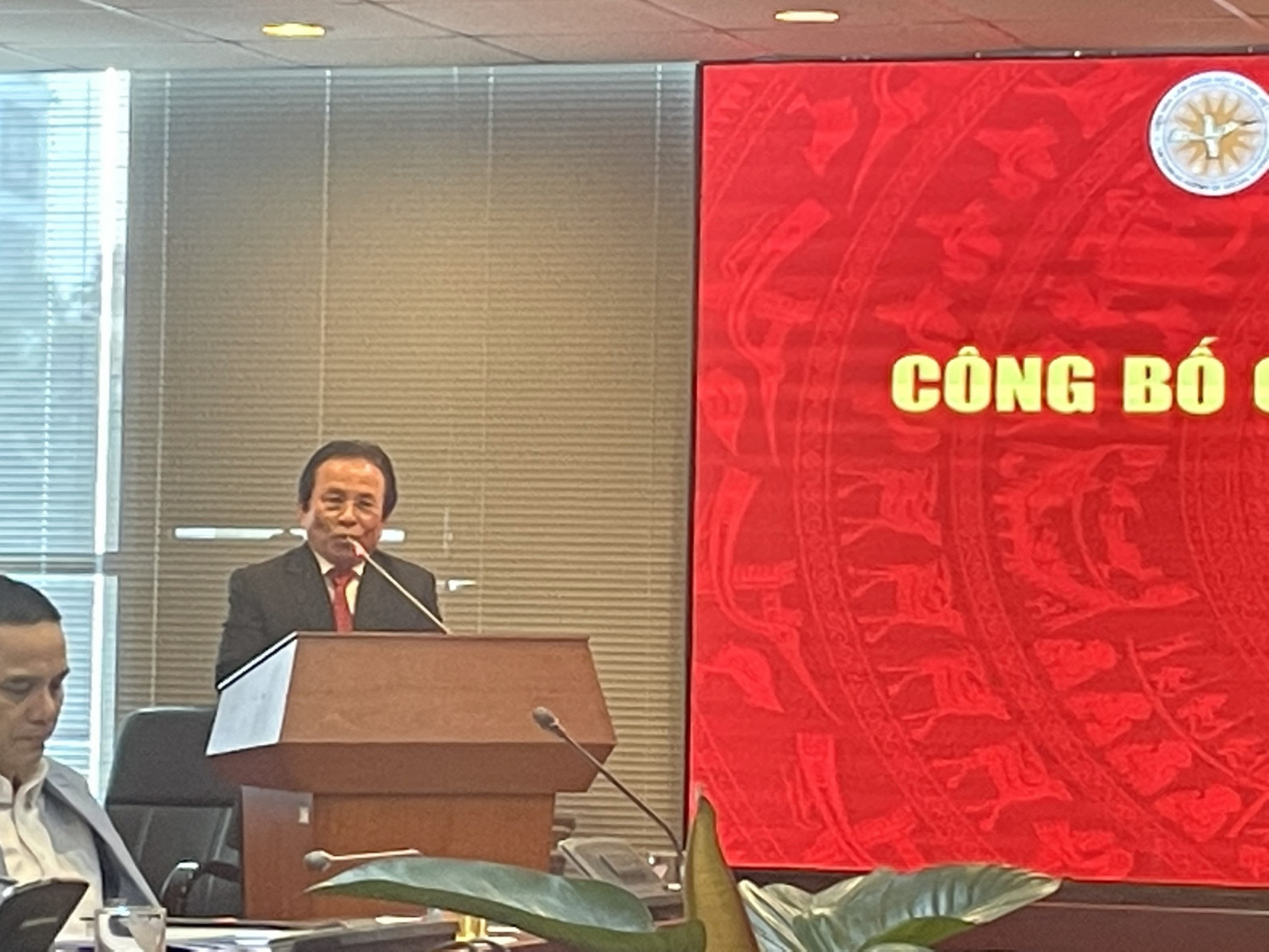'Chúng tôi mong rằng viện mới Tây Á, Nam Á và châu Phi với hơn 80 quốc gia có địa bàn và dân số lớn, tầm quan trọng rất lớn trên thế giới, sẽ được nghiên cứu, đánh giá và đảm đương các nhiệm vụ được giao.' Viện trưởng Tây Á, Nam Á và Châu Phi, PGS, TS Lê Phước Minh phát biểu khi nhận quyết định.
