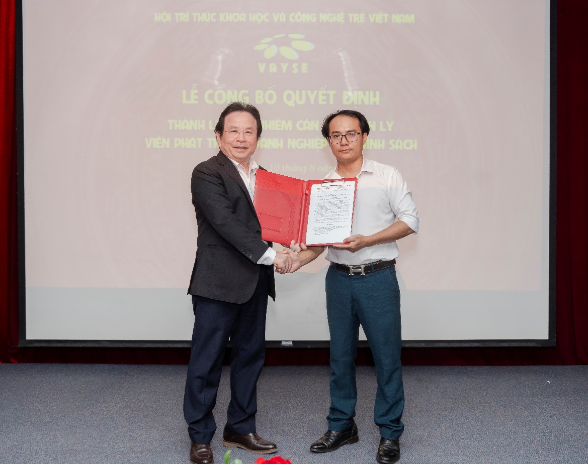 Ông Đinh Văn Hoàng nhận quyết định thành lập và bổ nhiệm nhân sự viện IPBD