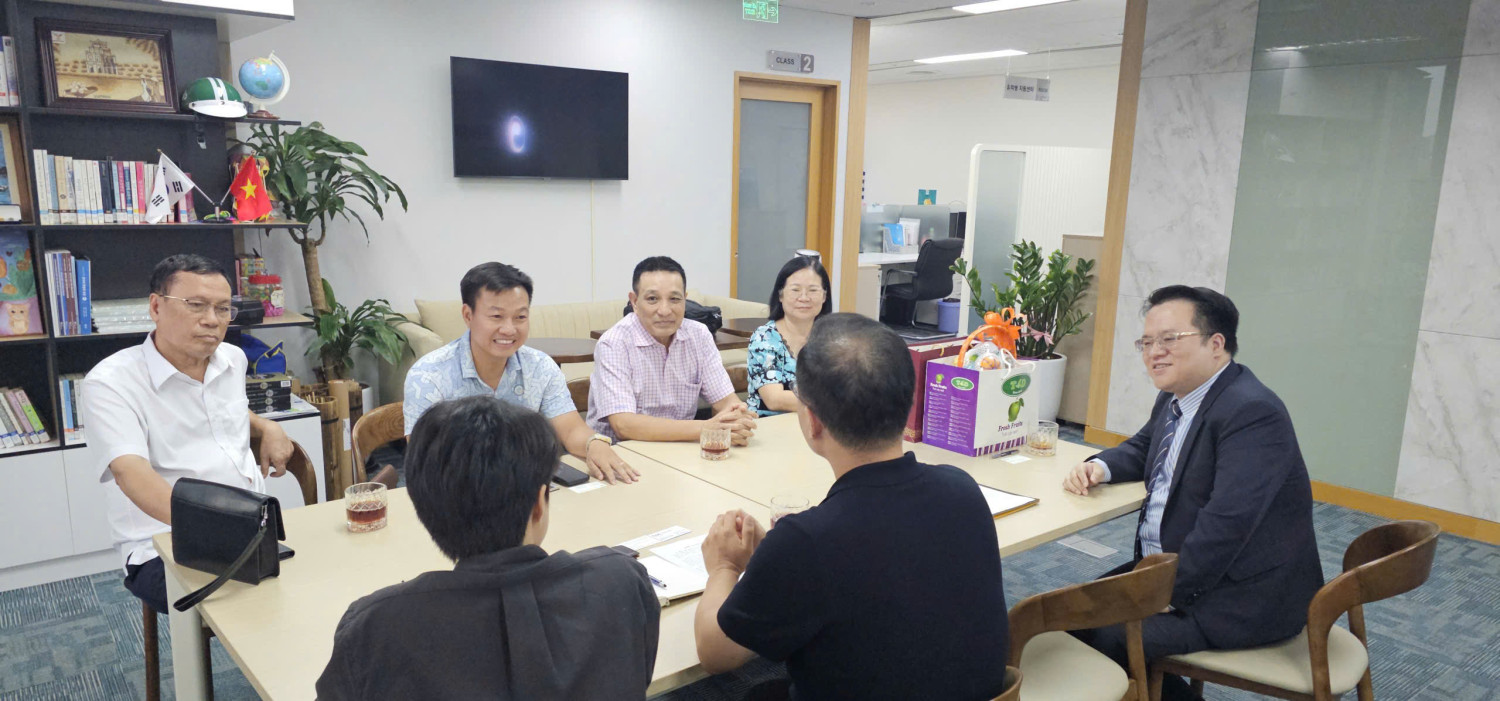 Thạc sĩ Đặng Xuân Hòa, Ủy viên Ban chấp hành Hội Trí thức khoa học công nghệ trẻ Việt Nam, Phó Chủ tịch Hội cựu du học sinh nhận học bổng Chính phủ Hàn Quốc tại Việt Nam